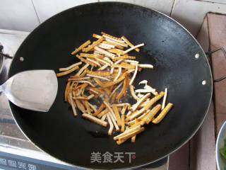 辣椒炒豆干的做法步骤：2