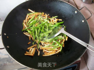 辣椒炒豆干的做法步骤：2