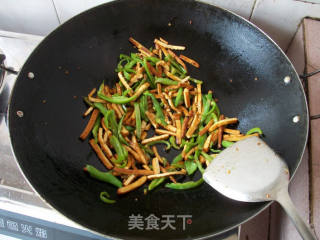 辣椒炒豆干的做法步骤：2
