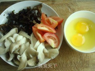 木耳蘑菇炒鸡蛋的做法步骤：3