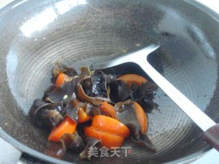 木耳蘑菇炒鸡蛋的做法步骤：3