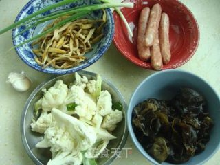 花菜木耳炒香肠的做法步骤：3