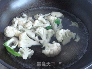 花菜木耳炒香肠的做法步骤：3