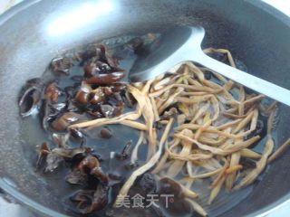 花菜木耳炒香肠的做法步骤：3