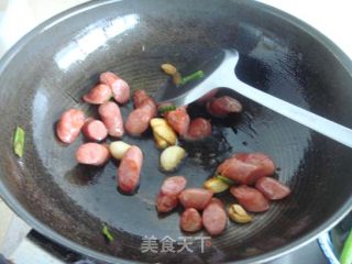 花菜木耳炒香肠的做法步骤：3