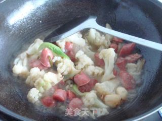 花菜木耳炒香肠的做法步骤：3
