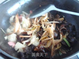 花菜木耳炒香肠的做法步骤：3