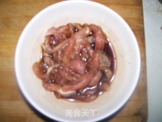 蒜黄炒肉的做法步骤：2