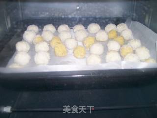 椰丝蛋白球的做法步骤：2