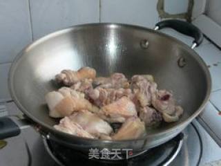 榛蘑炖鸡腿的做法步骤：2