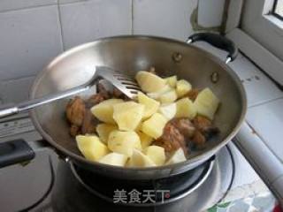 榛蘑炖鸡腿的做法步骤：2