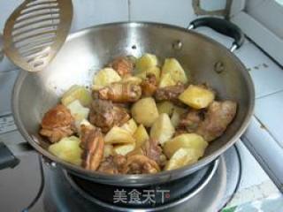 榛蘑炖鸡腿的做法步骤：2