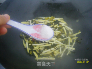 【酸菜笋丝】的做法步骤：2
