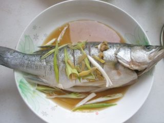 自做清蒸鲈鱼/桂鱼的做法步骤：2