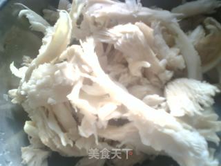 蒜苗炒蘑菇的做法步骤：2