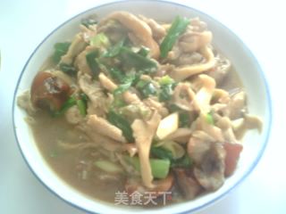 蒜苗炒蘑菇的做法步骤：2