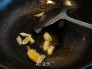 紫苏炒粉肠的做法步骤：2