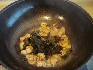紫苏炒粉肠的做法步骤：2