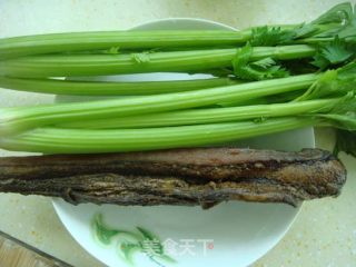 芹菜炒腊肉的做法步骤：3
