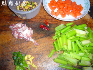 什锦芹菜段的做法步骤：2
