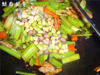 什锦芹菜段的做法步骤：2