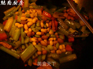 什锦芹菜段的做法步骤：2