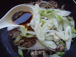 葱爆羊肉的做法步骤：2