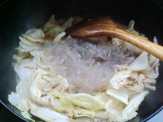甜椒白菜炖粉条的做法步骤：4