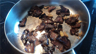 辣炒腊肉豆干的做法步骤：2