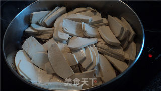辣炒腊肉豆干的做法步骤：2