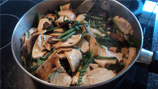 辣炒腊肉豆干的做法步骤：2