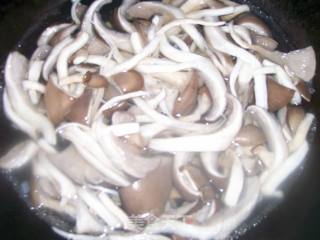 蘑菇炒肉的做法步骤：2