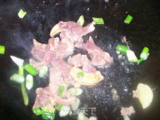 蘑菇炒肉的做法步骤：2