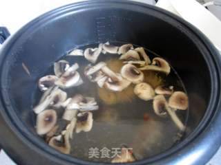 当归鸡汤面的做法步骤：3