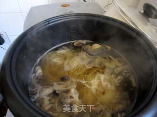 当归鸡汤面的做法步骤：3
