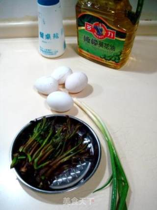 应季开春第一鲜“香椿芽摊鸡蛋”的做法步骤：2