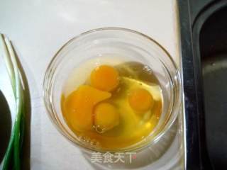 应季开春第一鲜“香椿芽摊鸡蛋”的做法步骤：2