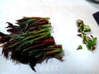 应季开春第一鲜“香椿芽摊鸡蛋”的做法步骤：2