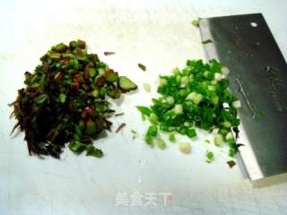 应季开春第一鲜“香椿芽摊鸡蛋”的做法步骤：2