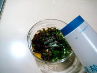 应季开春第一鲜“香椿芽摊鸡蛋”的做法步骤：2