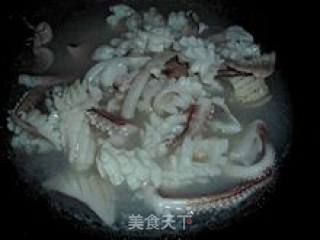 西芹炒鱿鱼的做法步骤：2