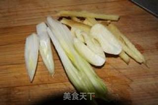 西芹炒鱿鱼的做法步骤：2