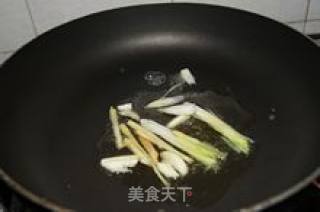 西芹炒鱿鱼的做法步骤：2