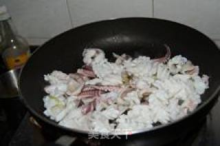 西芹炒鱿鱼的做法步骤：2