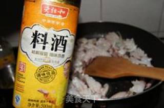 西芹炒鱿鱼的做法步骤：2