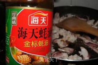 西芹炒鱿鱼的做法步骤：2