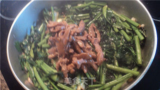 剩肉炒芹菜的做法步骤：2