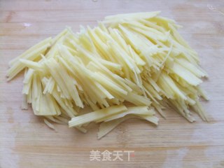 土豆丝炒鸡蛋的做法步骤：2