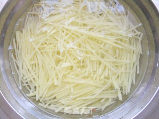 土豆丝炒鸡蛋的做法步骤：2