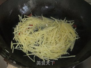 土豆丝炒鸡蛋的做法步骤：2